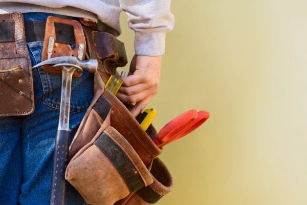 construction-worker-wearing-holster-belt