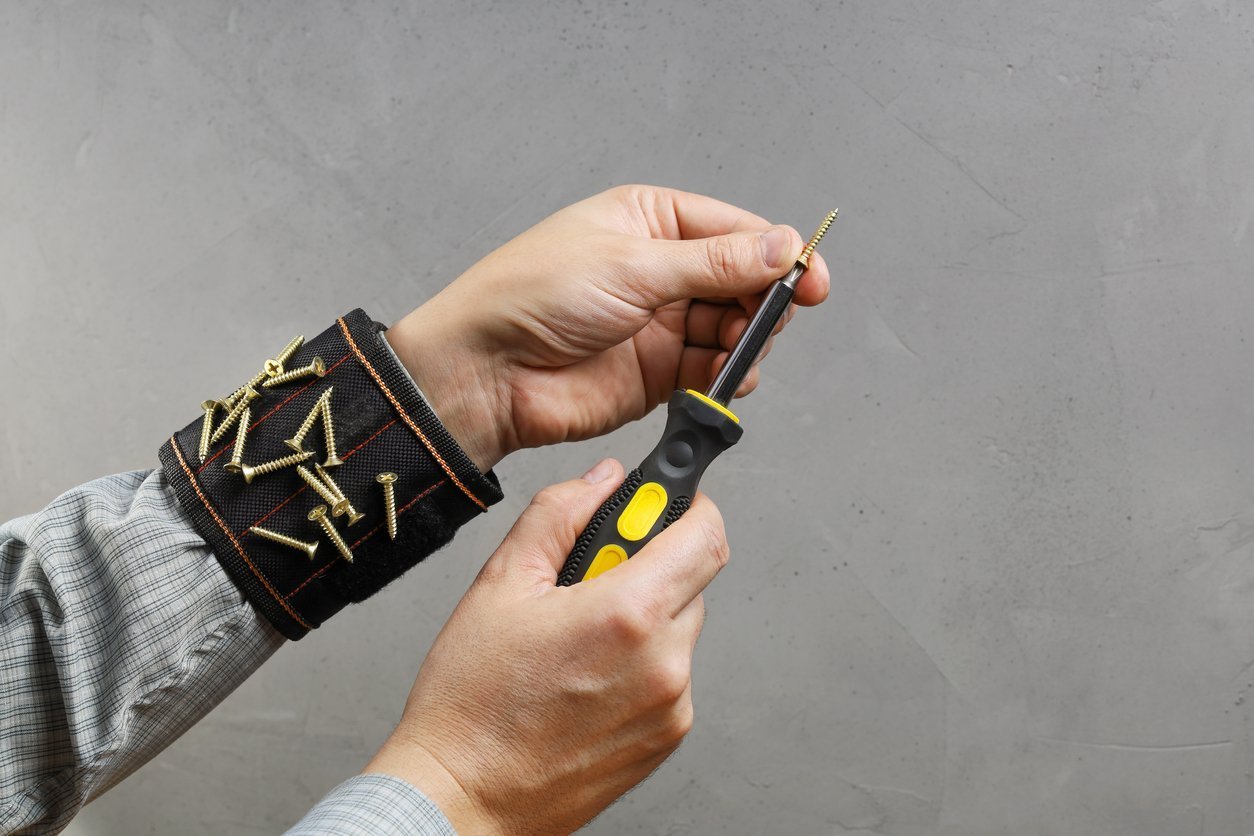magnetic-wristbands-with-screws-and-screwdriver-on-hand