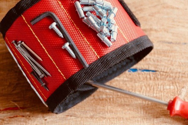 magnetic-wristband-for-craftsmen-magnets-for-field-services-concept